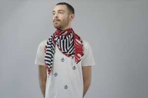 Enrico: T-shirt V V Kidz, foulard/scarf SCI'M for webelieveinstyle.maison